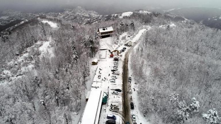 Zonguldakta kar: Araçlar yollarda kaldı