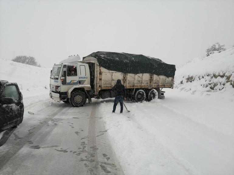 Balıkesir- Savaştepe karayolu, kar nedeniyle ulaşıma kapandı