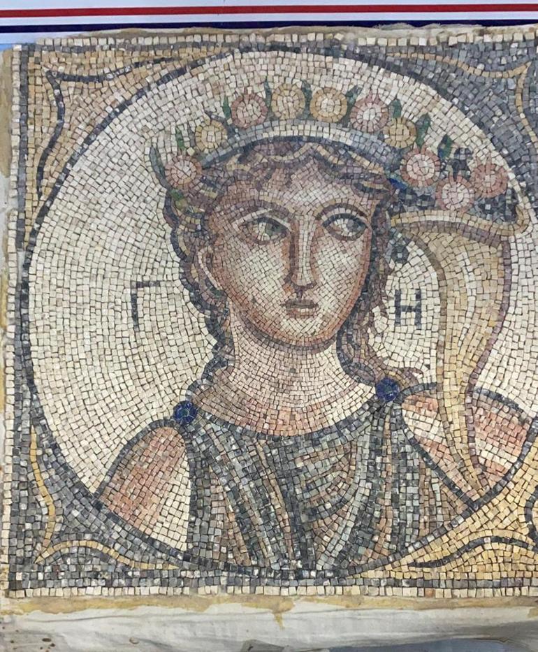 İzmirde 2 bin yıllık olduğu değerlendirilen mozaik ele geçirildi