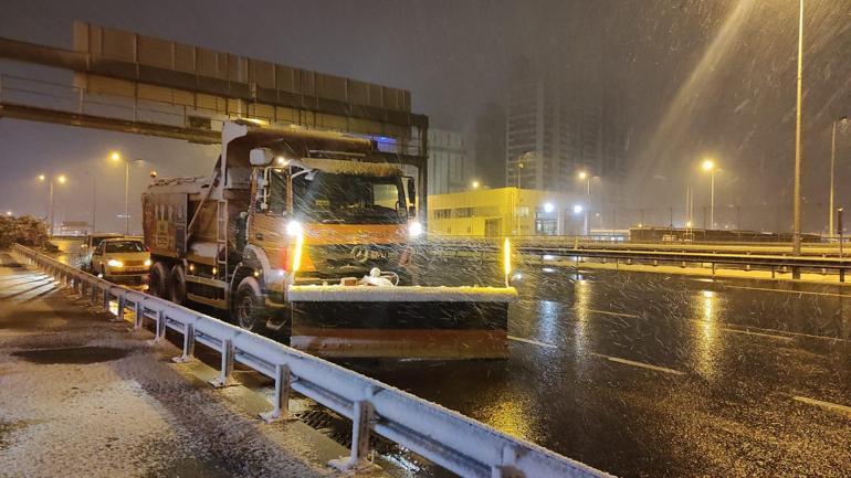 İstanbulda kar yağışı gece saatlerinde etkili oldu