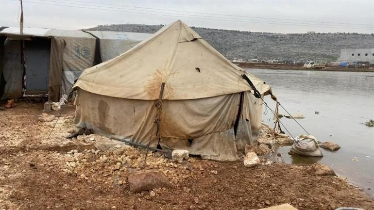 CNN TÜRK ekibi İdlibde çadırlarda yaşamı görüntüledi