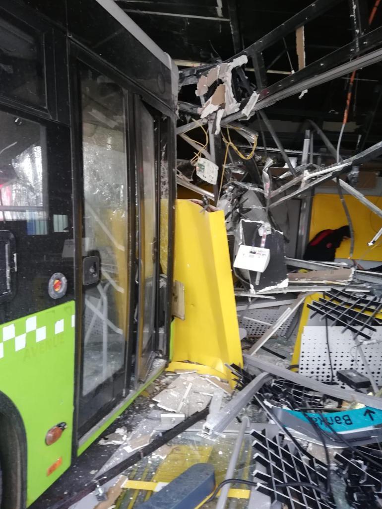 Belediye otobüsü PTT binasına çarptı: 2 yaralı