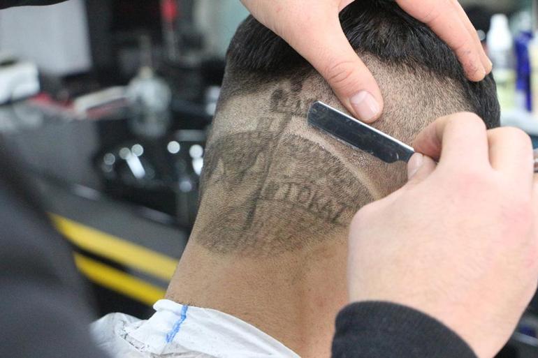 Berberden 3 boyutlu saç tıraşı hizmeti; Mesut Özilin portresini başına işletti