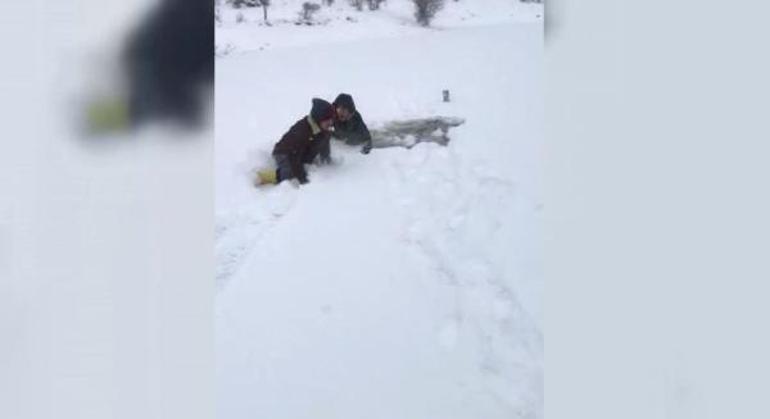 Buz kırılınca gölete düşen iki genç kurtuldu