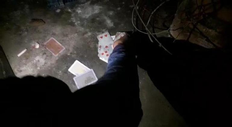 Metruk binada kumar oynarken yakalandılar