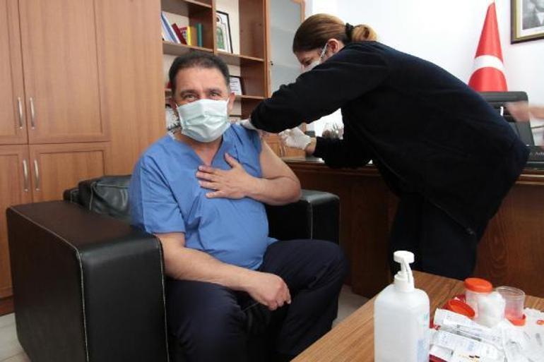 KKTC’de Cumhurbaşkanı Tatar ve Başbakan Saner, ikinci doz aşılarını oldu