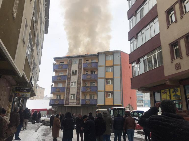 5 katlı binanın çatısında çıkan yangın korkuttu
