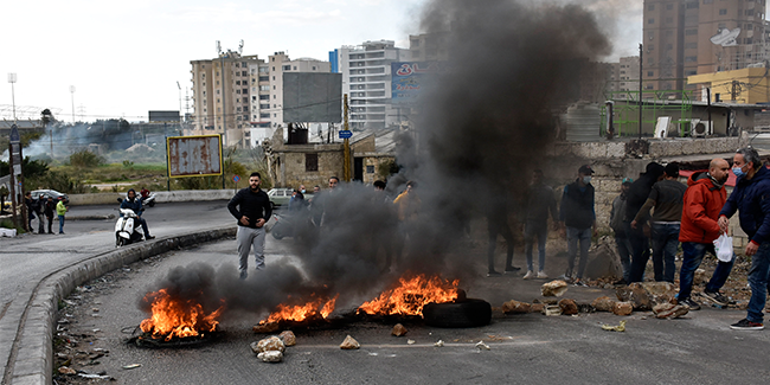 Lübnanda kriz Göstericiler yolları trafiğe kapattı