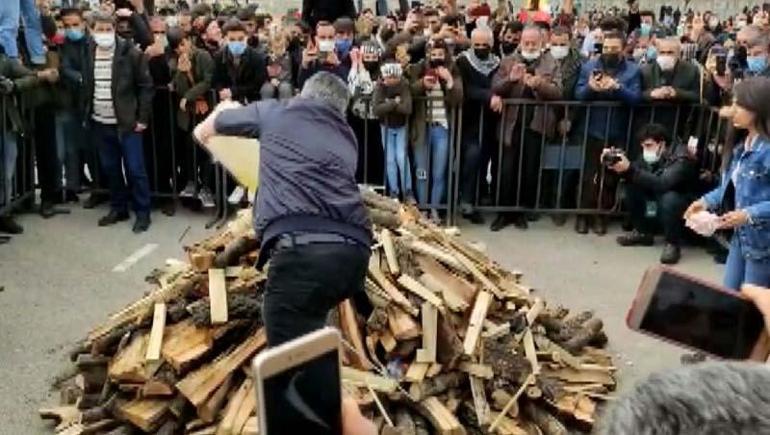Vanda nevruz tedbirlerle kutlandı; ateş yakarken yanma tehlikesi geçirdiler