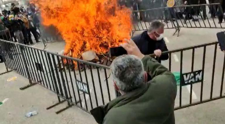 Vanda nevruz tedbirlerle kutlandı; ateş yakarken yanma tehlikesi geçirdiler