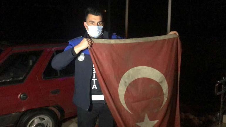 Zabıta memurunun hassasiyeti takdir topladı; Karayolundaki Türk bayrağını yerden kaldırdı