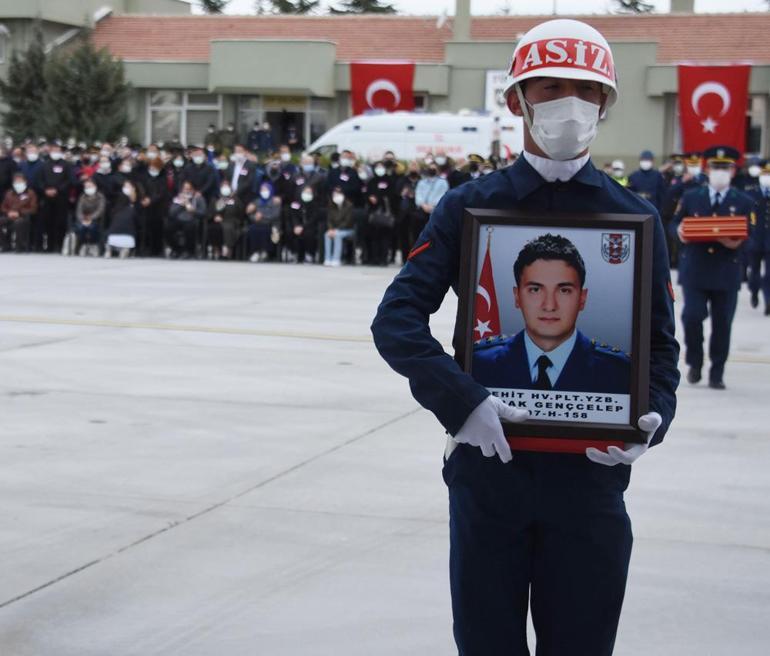 Türk Yıldızlarının şehit pilotu, memleketine uğurlandı