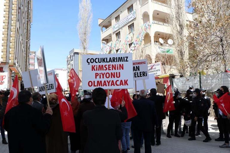 Evlat eylemine katılan aileler: Çocuklarımızın kaçırılmasında HDP sorumlu