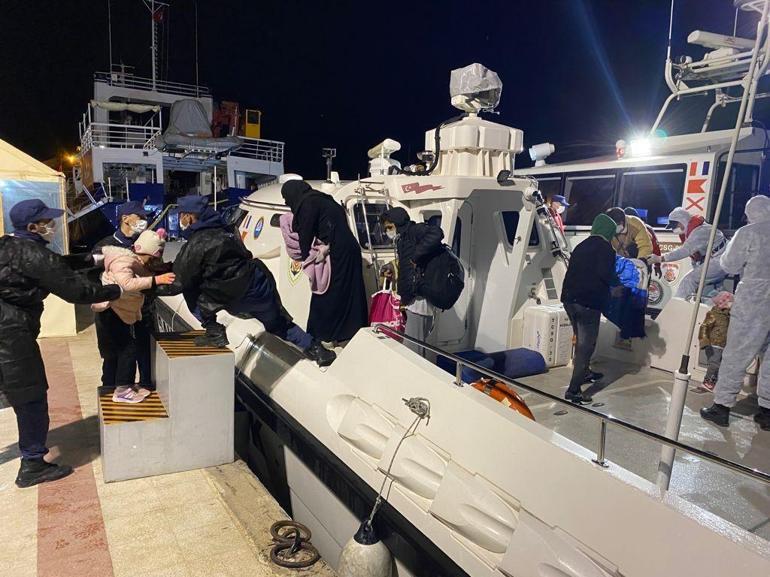 İzmir açıklarında Türk kara sularına itilen 30 düzensiz göçmen kurtarıldı