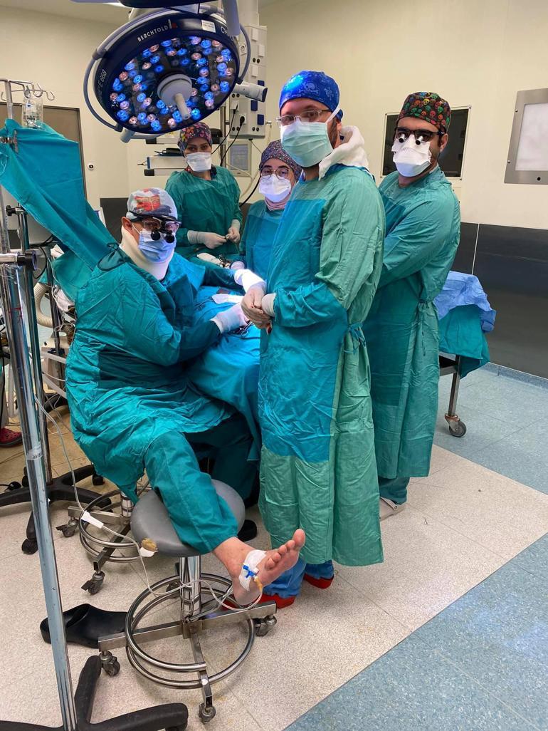 Ameliyatta fenalaşan doktor, ayağına serum taktırarak operasyonu tamamladı