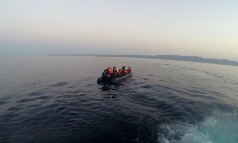 Yunanistanın geri ittiği göçmenlerin kurtarılma anları kamerada