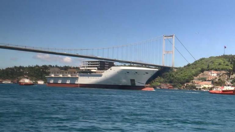Dev geminin parçası İstanbul Boğazından geçti