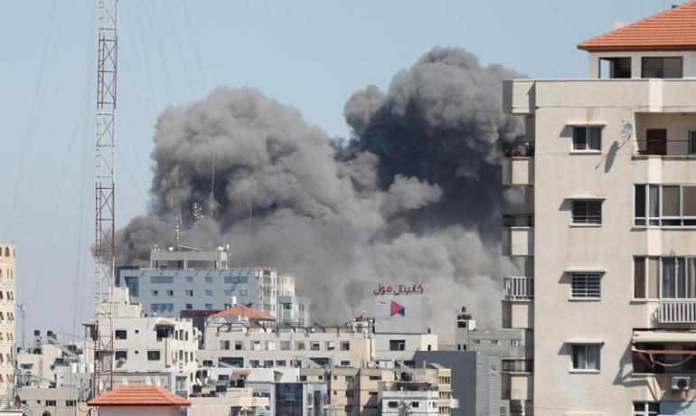 Son dakika... İsrail, Gazzede AP ve Al Jazeeranın da ofislerinin bulunduğu basın kuruluşlarının binasını vurdu