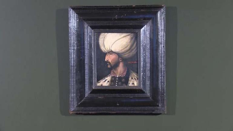 Kanuni Sultan Süleyman portresi, Fatih Sultan Mehmetin portresinin yanında yerini aldı