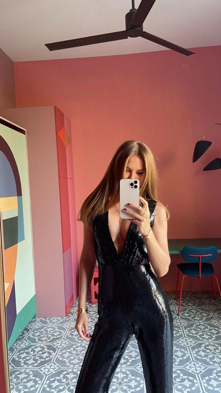 Ebru Şallının siyah tulumlu ayna pozu olay oldu