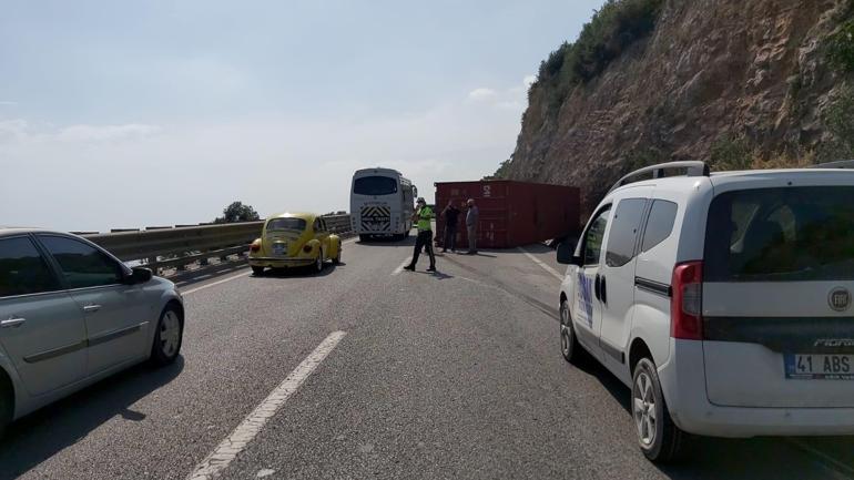 Konteyner, savrulan TIRdan D-100 yoluna düştü
