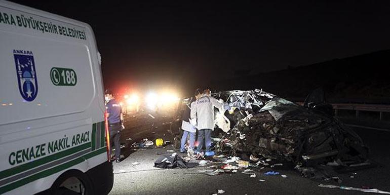 Ankara Çevre Yolunda otomobil TIRa arkadan çarptı: 3 ölü, 1 yaralı