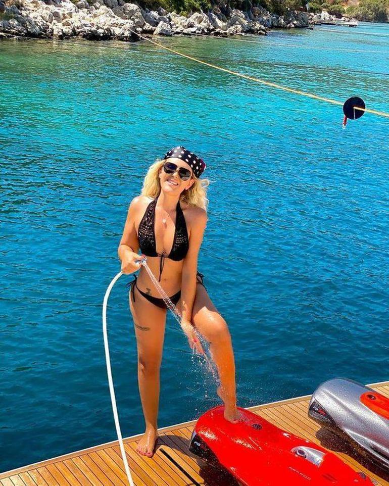 Selin Ciğerci siyah bikinisiyle kameraların karşısına geçti