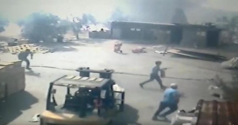 Alevler fabrikaya dayandı İşçiler ellerinde yangın söndürme tüpleriyle bekledi