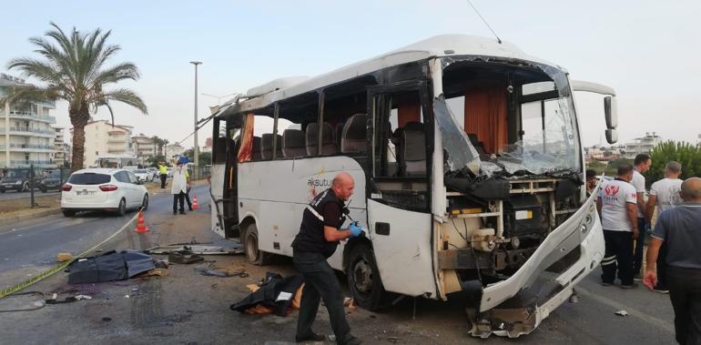 Antalyada tur midibüsü kaza yaptı: Ölüler ve çok sayıda yaralı var
