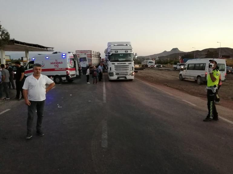 Tarım işçilerini taşıyan minibüs ile TIR çarpıştı: 5i ağır 18 yaralı