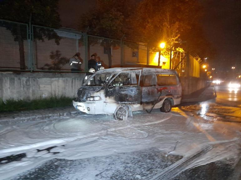 Küçükçekmecede park halindeki minibüs alev alev yandı