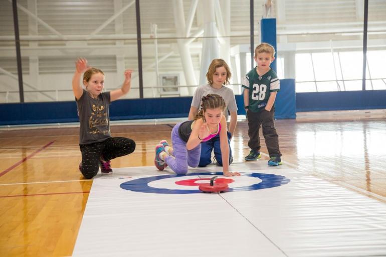 Floor Curling: ‘Çocuklar, Gençler ve Yaşlıların Birlikte Oynayabildiği Yeni Bir Spor Branşı’
