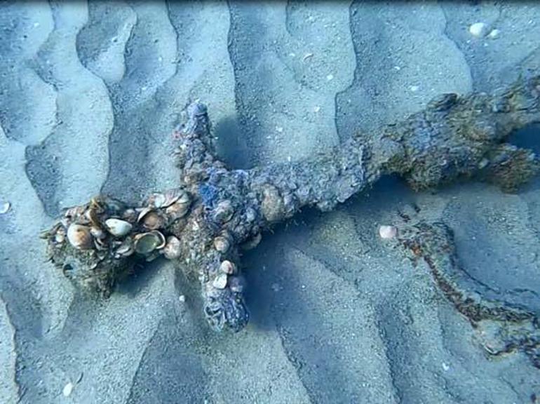 İsrailli dalgıç Akdenizde Haçlılardan kalma kılıç buldu