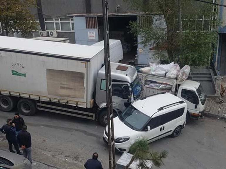 Bağcılarda freni boşalan kamyonu tutarak durdurmaya çalışınca ayakları ezildi