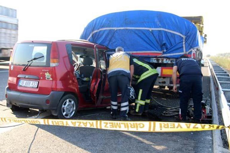 Manisada feci kaza Park halindeki tıra çarpan otomobilin sürücüsü öldü