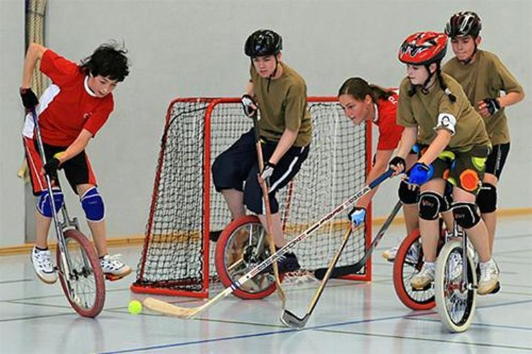 Unicycle Hockey: ‘’Tek Tekerlekli Sirk Bisikletiyle Oynanan Eğlenceli Polo Sporu’’