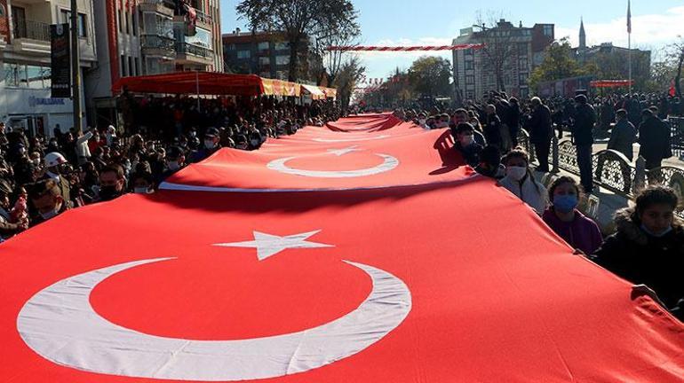 Edirnede kurtuluş günü kutlaması; 100 metrelik Türk bayrağı taşıdılar