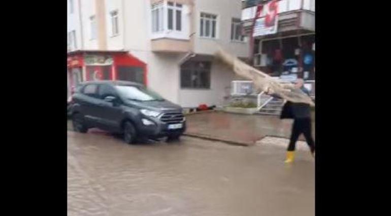 Edirnede su dolu caddeye ağ attılar
