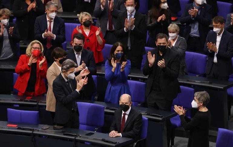 Almanyanın yeni başbakanı Olaf Scholz seçildi