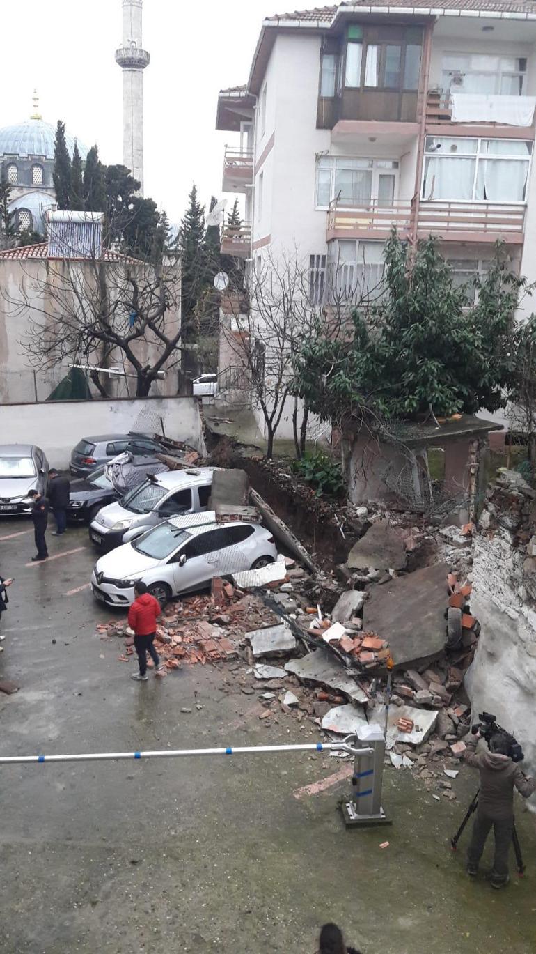 Üsküdarda istinat duvarı çöktü, 4 araç zarar gördü