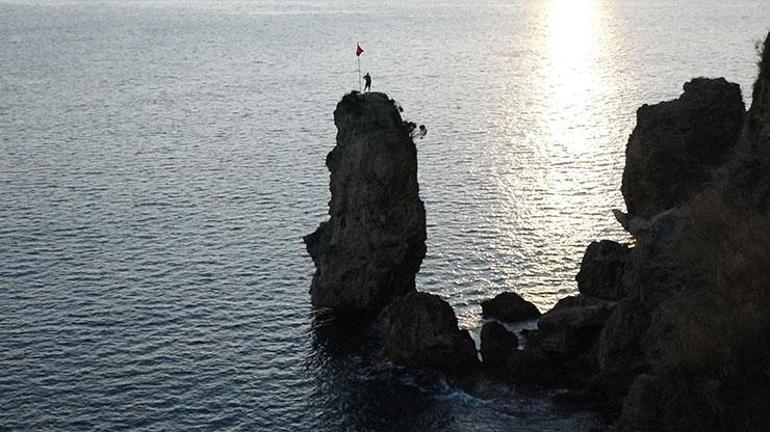 Yıpranmış Türk bayrağını değiştirmek için çıktığı kayalıkta mahsur kaldı