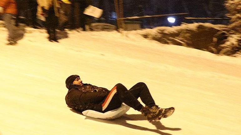 Ankarada karla kapanan yollarda kayak eğlencesi