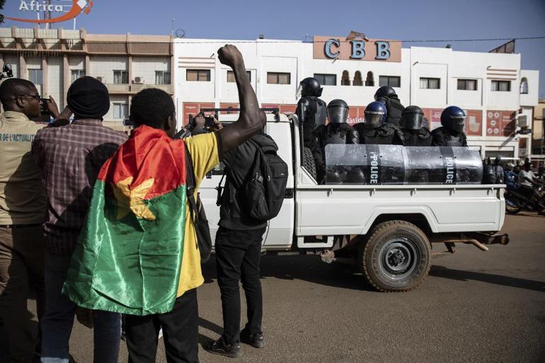 Burkina Faso’da askerler Cumhurbaşkanı Kabore’yi alıkoydu