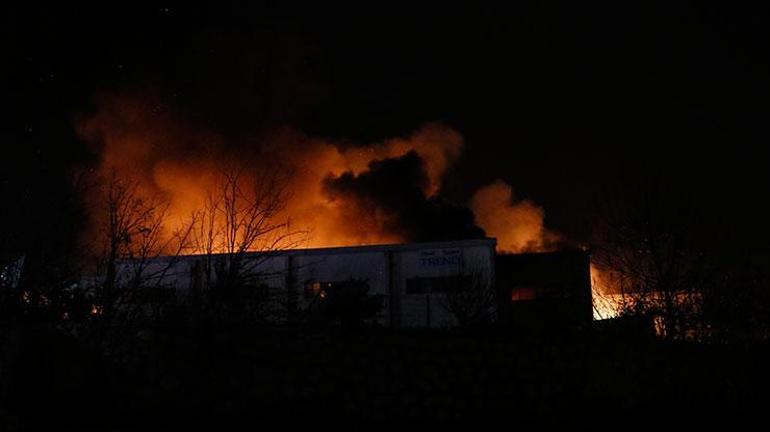 Adana’da fabrika deposunda yangın
