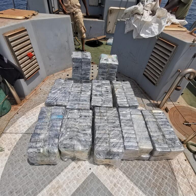 Gine açıklarındaki Türk bayraklı balıkçı teknesinde 528 kilogram kokain ele geçirildi