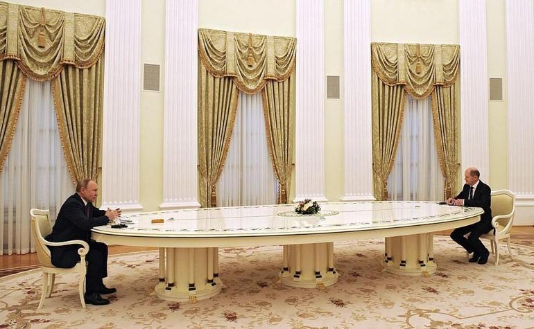 Dev masa yine gündemde Putin- Scholz görüşmesinde dikkat çeken kareler
