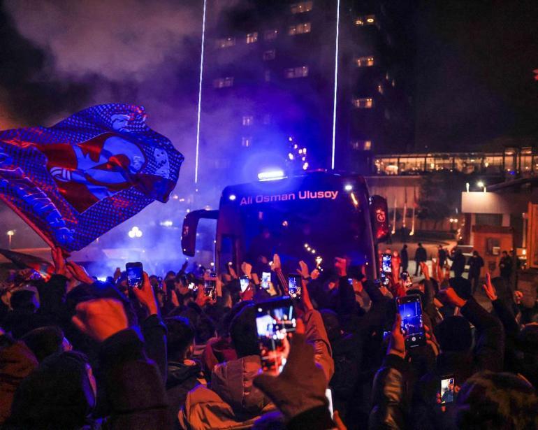 Trabzonspor şampiyon sloganlarıyla karşılandı