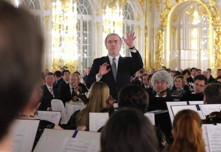 Putinin arkadaşı ünlü orkestra şefine 24 saat süre verildi