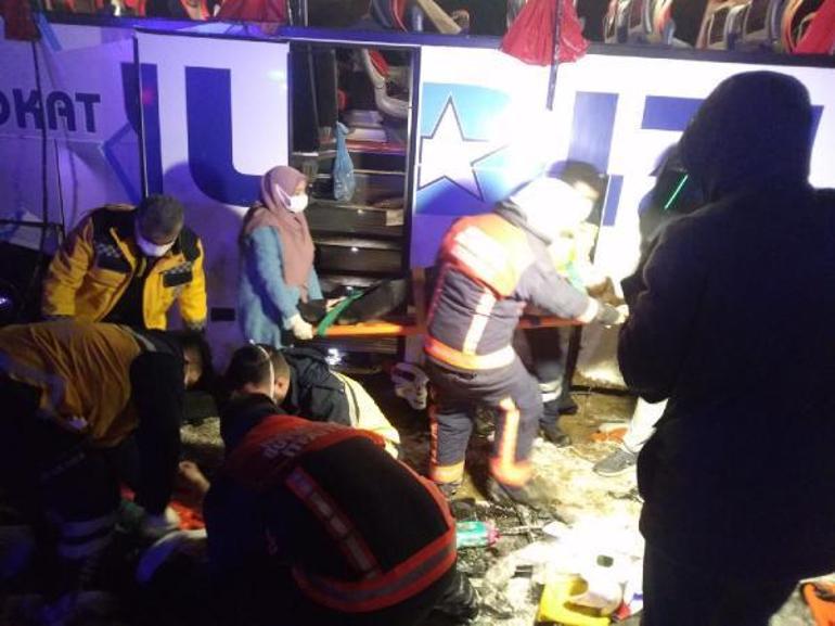 Sivasta yolcu otobüsü devrildi: 4ü ağır 20 kişi yaralı