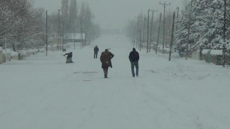 Kars beyaza büründü: Köy yolları kapandı